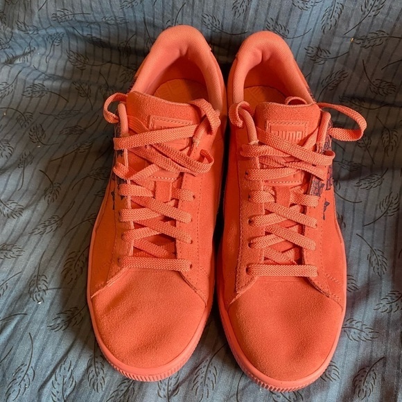 Puma pink suede sneakers with rose graphics size 10 - Picture 3 of 6